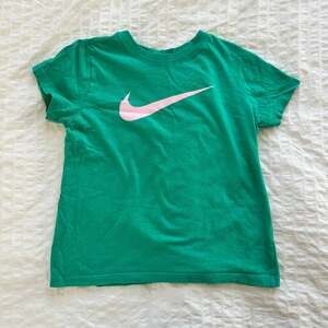 Nike Green The Nike Tee Center Swoosh T-Shirt 100% Cotton Youth M D50